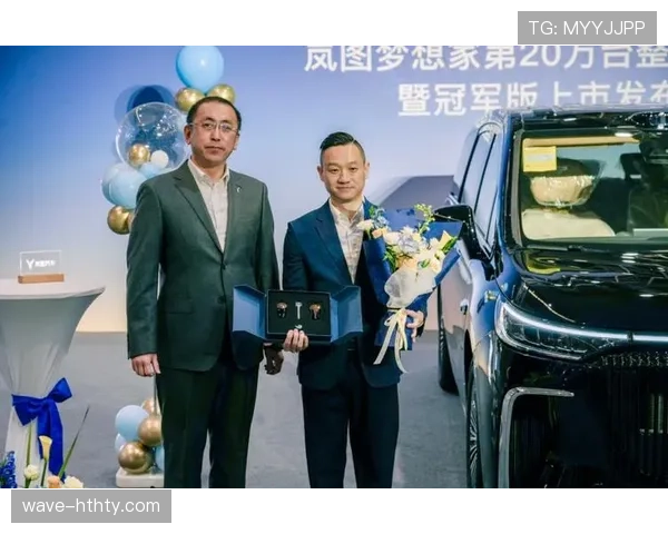 杨威看着像隔壁大叔，手机相册却全是头等舱和菜市场同框的照片